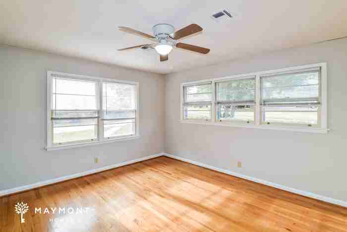 109 Woodley Ave - Photo 6 of 11