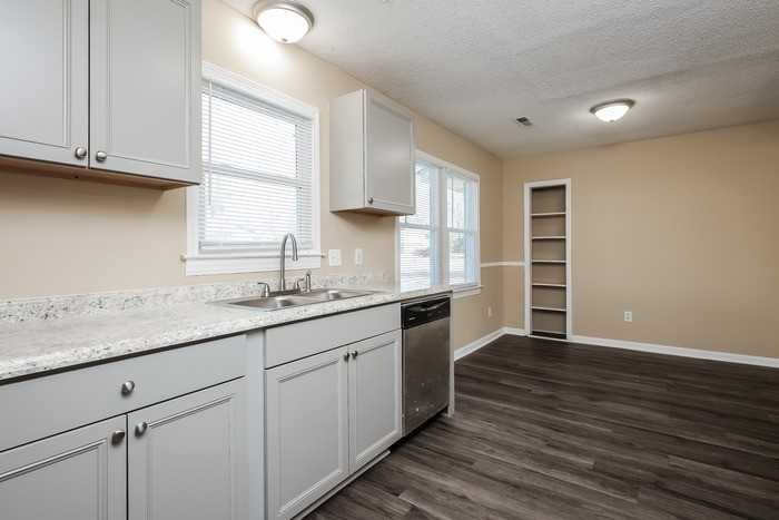 403 Oxford Rd - Photo 5 of 10