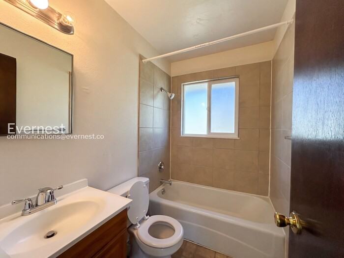 1075 Magnolia St #3 - Photo 4 of 10