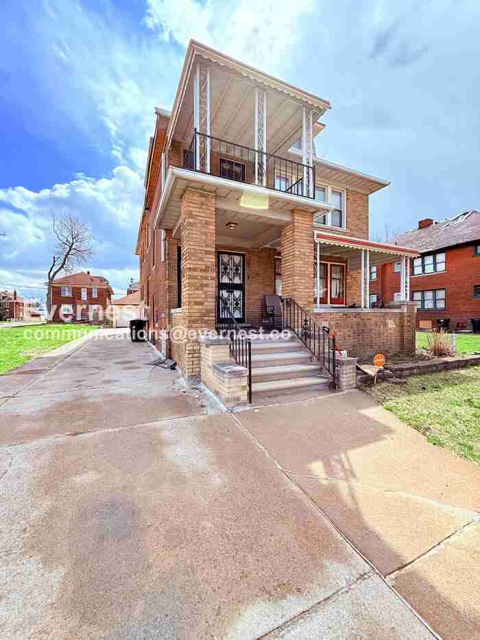 3209 W Grand St