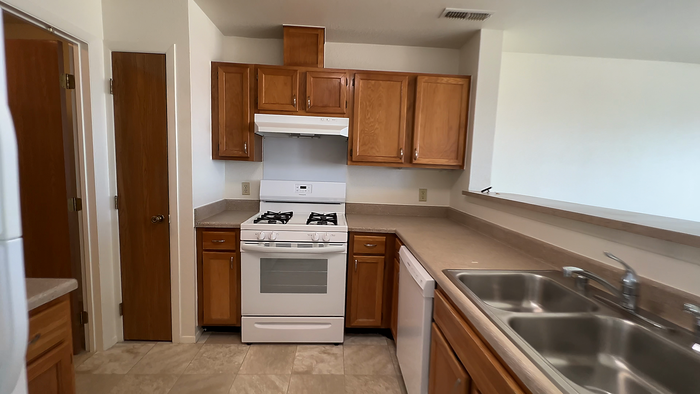 1142 Dakota Dr - Photo 2 of 8