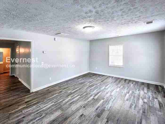 306 Walker Dr - Photo 4 of 17