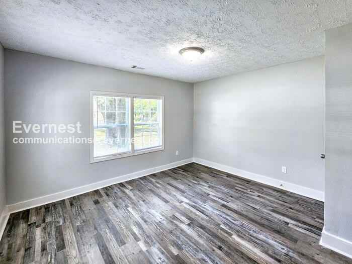 306 Walker Dr - Photo 7 of 17