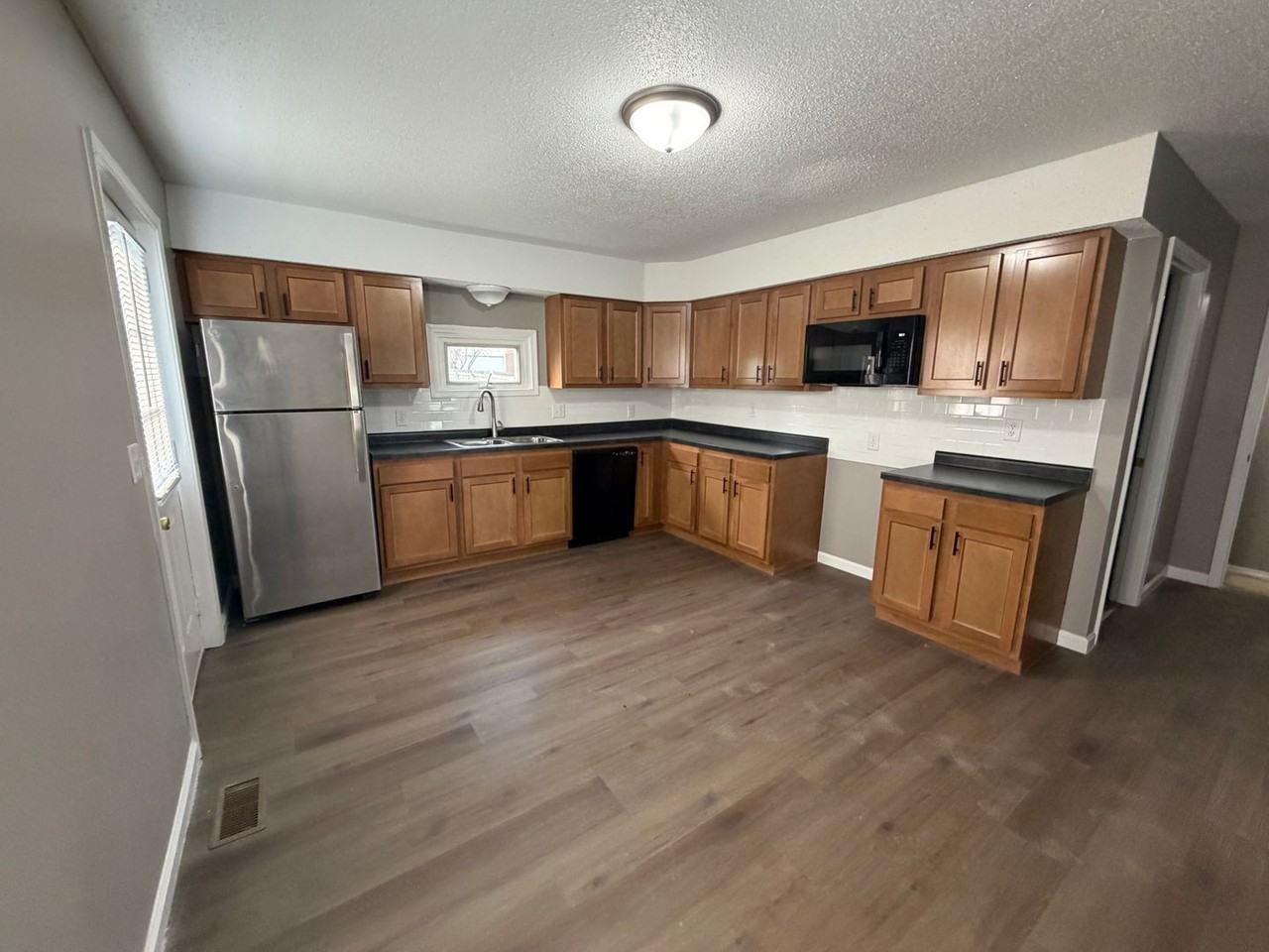 420 E Dewald St - Photo 3 of 8
