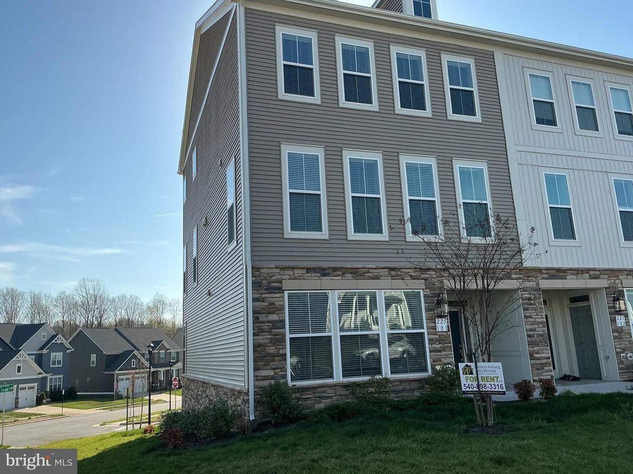 225 Aspen Rd - Photo 2 of 20