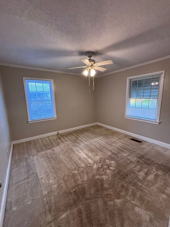 704 Green St - Photo 2 of 7