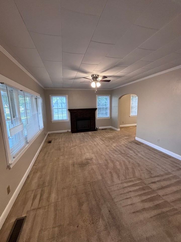 704 Green St - Photo 3 of 7