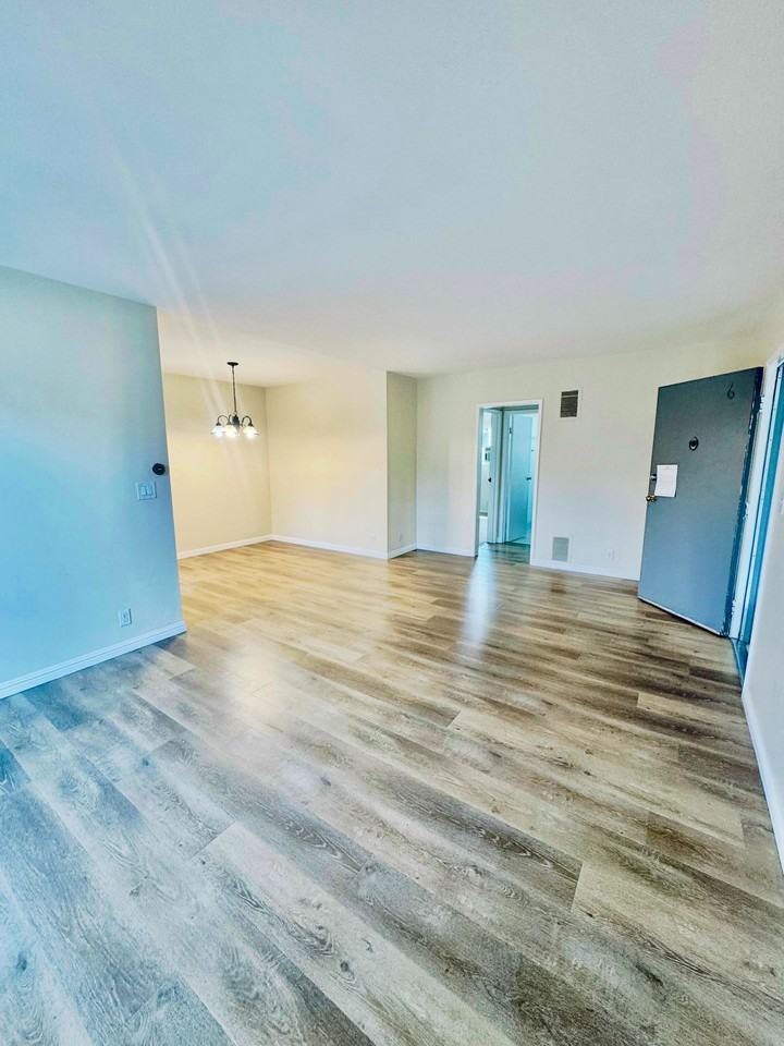 642 N. Hayworth Ave. - Photo 2 of 9