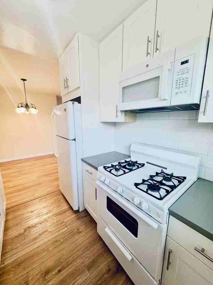 642 N. Hayworth Ave. - Photo 3 of 9