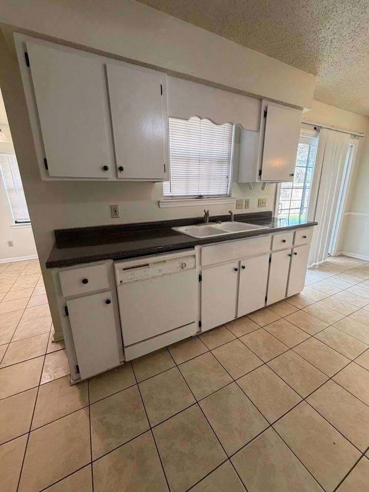 911 Black Willow Dr - Photo 4 of 27