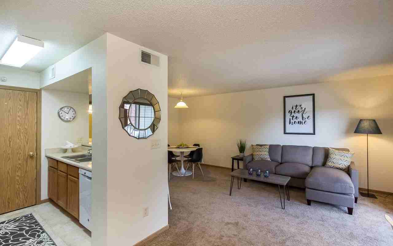 1079 W Benton St - Photo 4 of 17