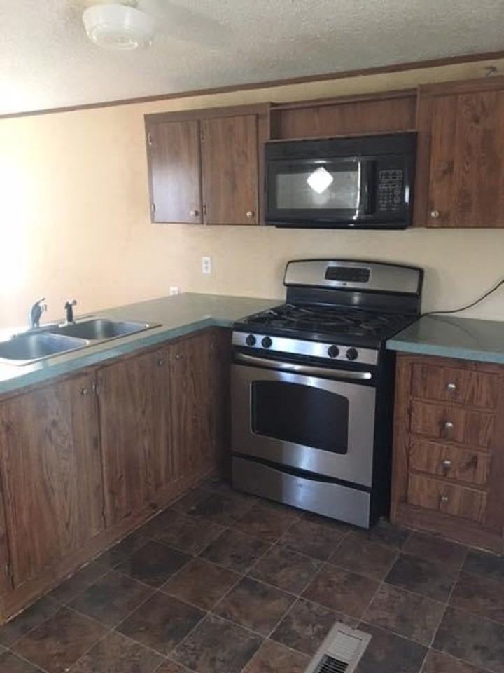 1005 N Main St - Photo 2 of 6