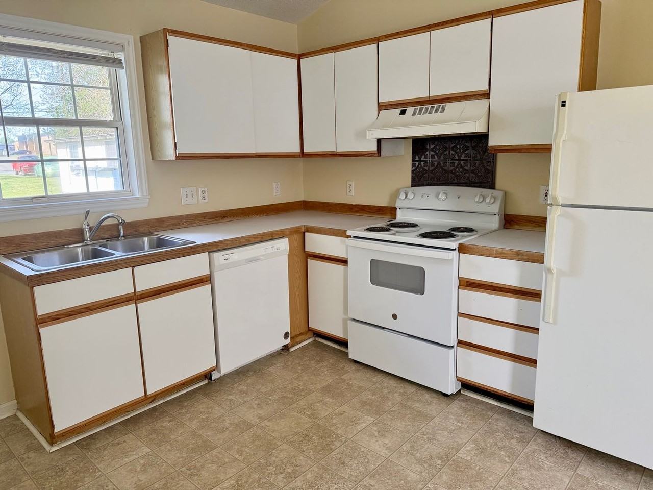 713 E Joyner St - Photo 2 of 9