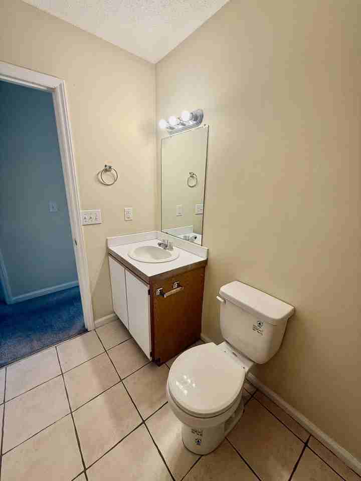 713 E Joyner St - Photo 5 of 9