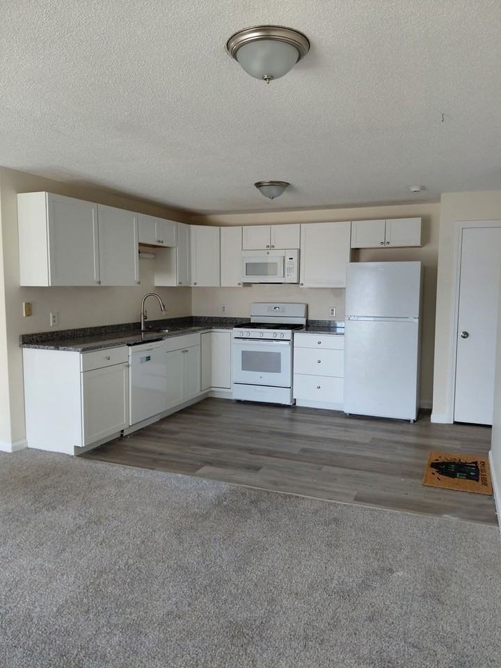 4 Knights Bridge Dr #308 - Photo 3 of 7