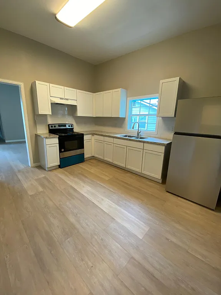 1850 Grand St - Photo 2 of 10