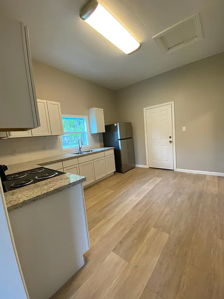 1850 Grand St - Photo 3 of 10