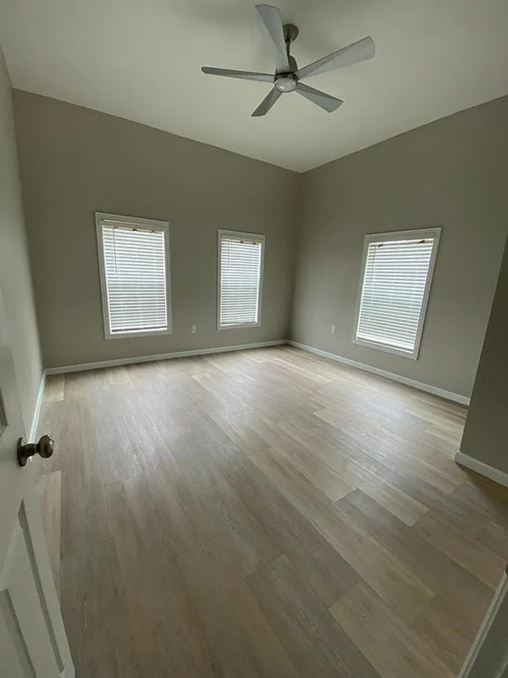 1850 Grand St - Photo 4 of 10