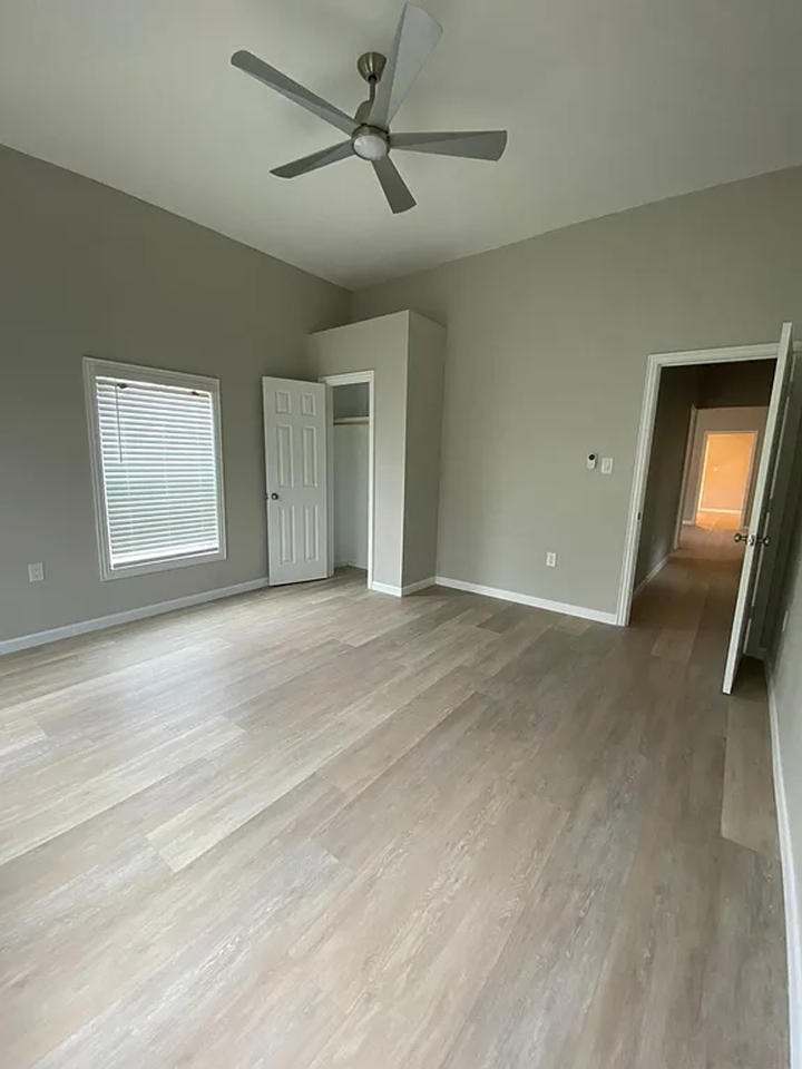 1850 Grand St - Photo 5 of 10