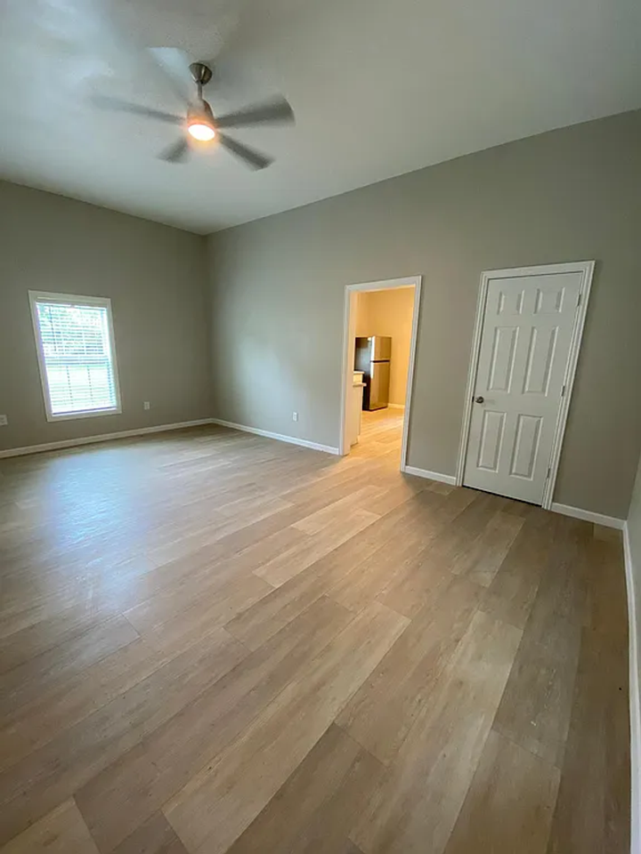 1850 Grand St - Photo 6 of 10