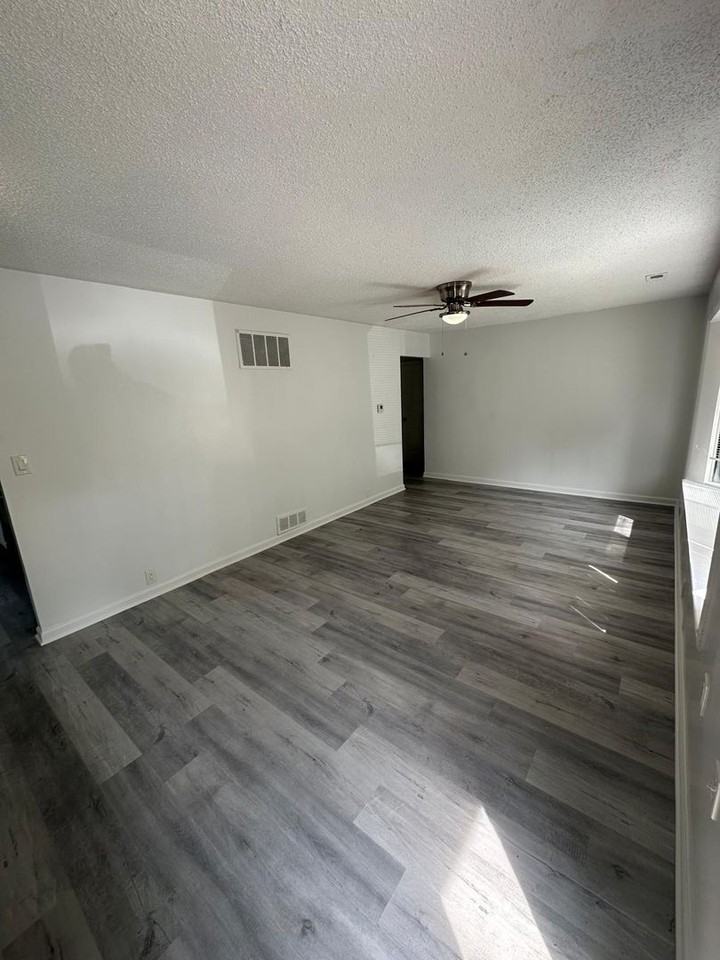 10738 Cambridge Ave - Photo 2 of 13