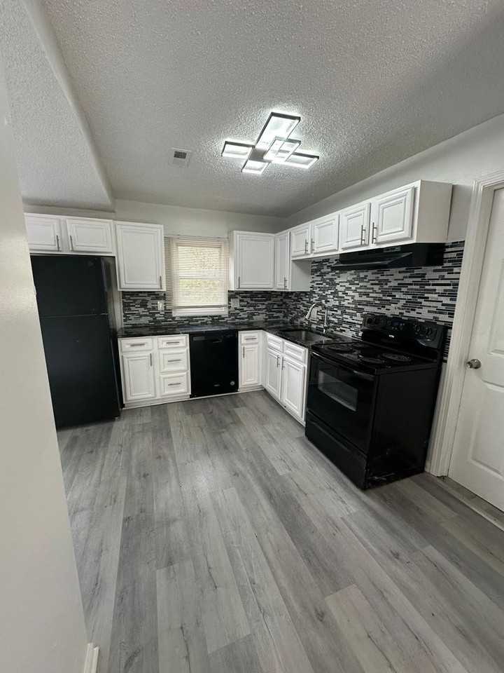 10738 Cambridge Ave - Photo 4 of 13