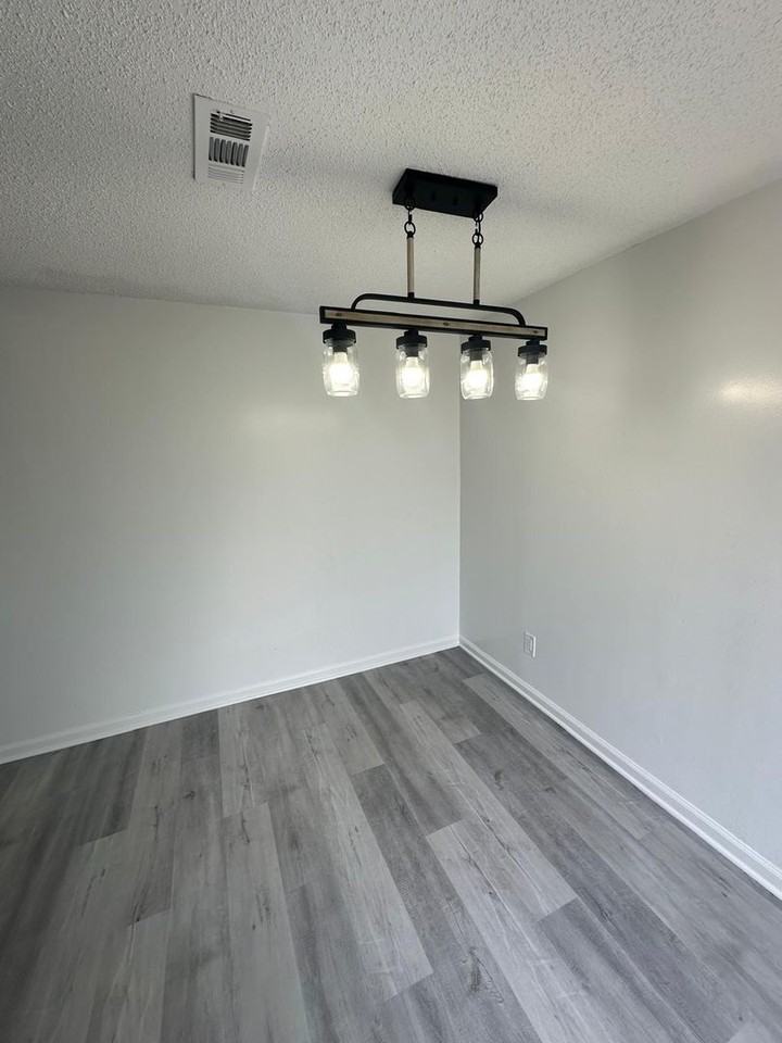 10738 Cambridge Ave - Photo 6 of 13