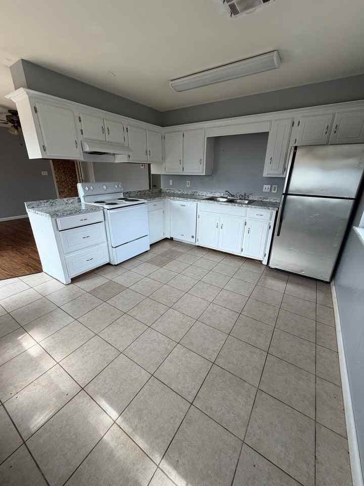 2511 oakhurst drive - Photo 2 of 8