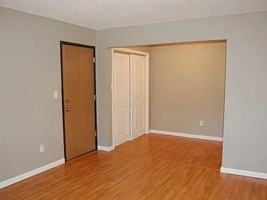 featured image of 906 N Dodge St