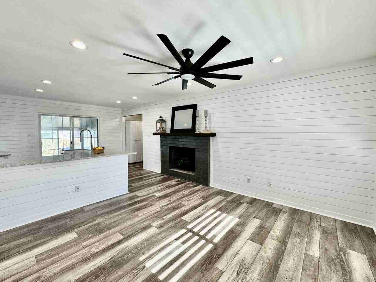 1685 Delaney St - Photo 6 of 50