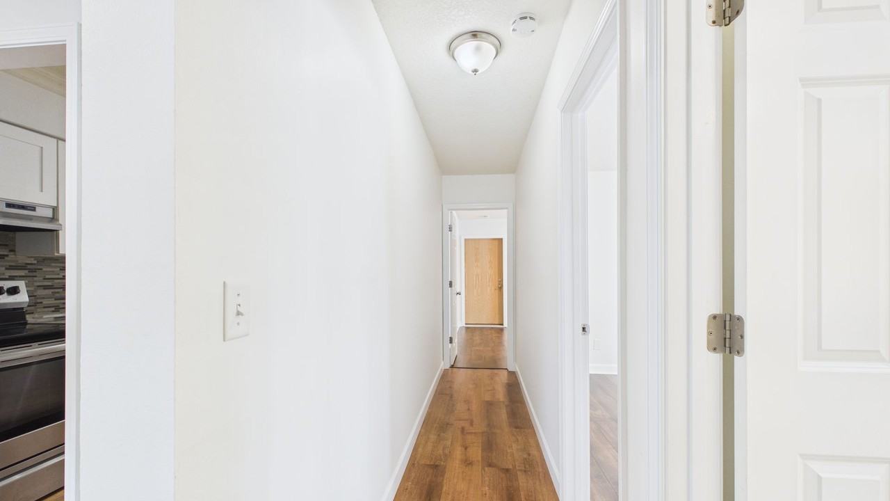 Oakridge Grand Apartments - Photo 3 of 13