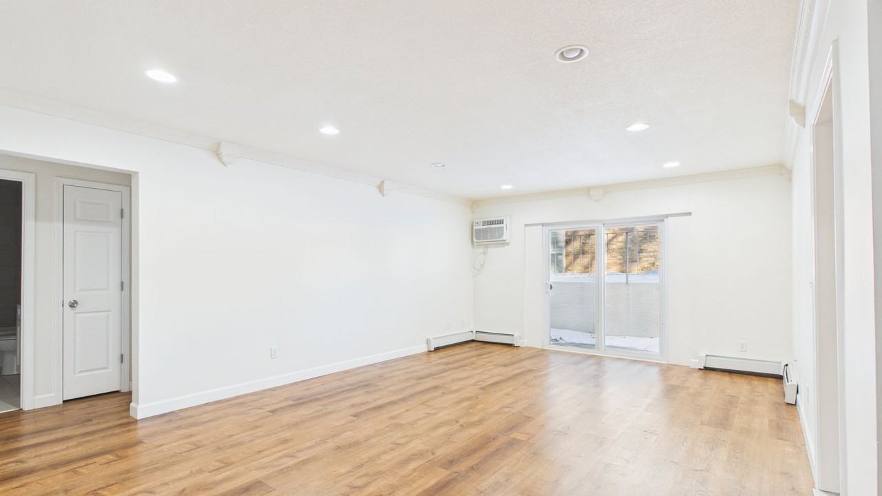 Oakridge Grand Apartments - Photo 7 of 13