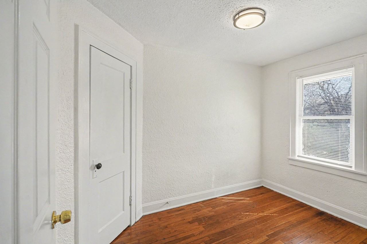 3315 E 52nd St - Photo 3 of 14