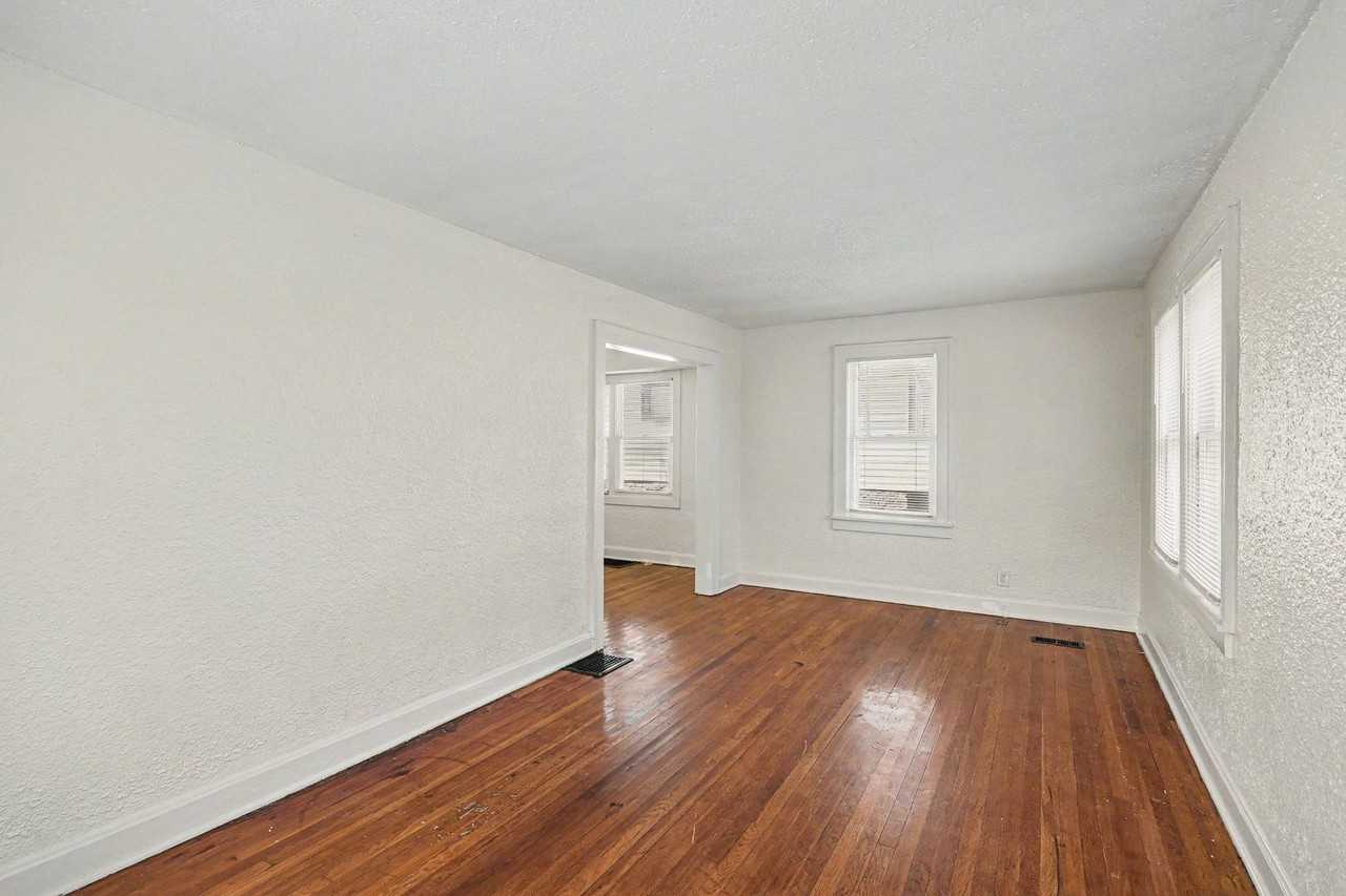 3315 E 52nd St - Photo 4 of 14