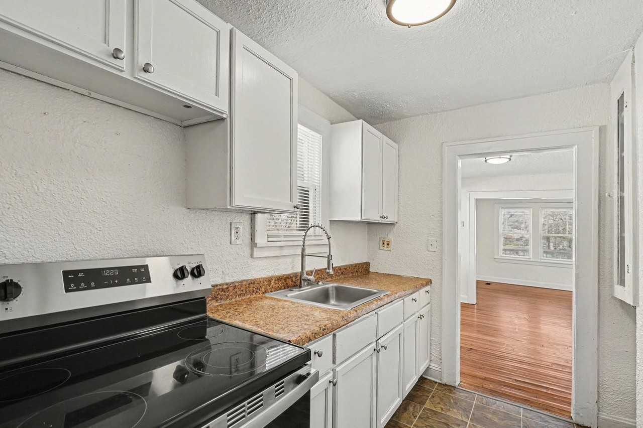 3315 E 52nd St - Photo 6 of 14