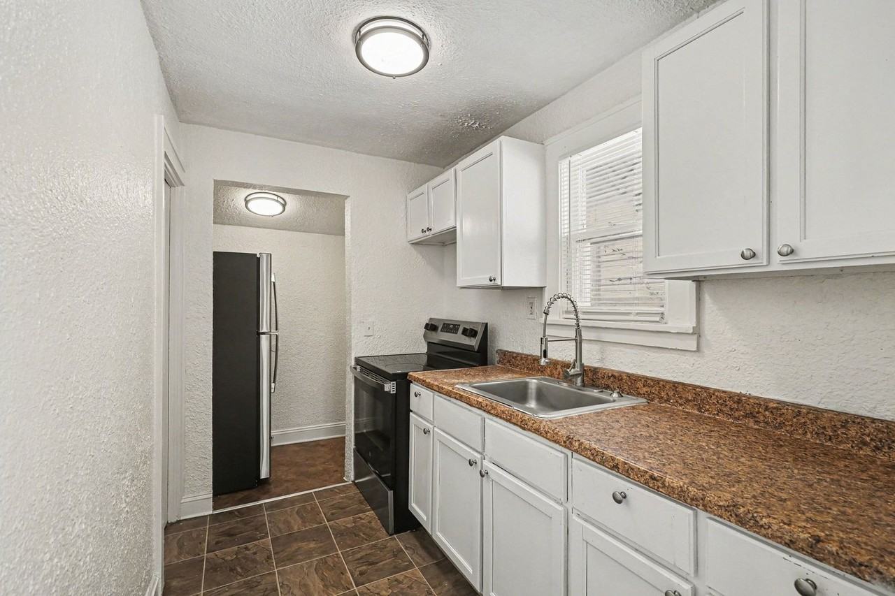 3315 E 52nd St - Photo 7 of 14