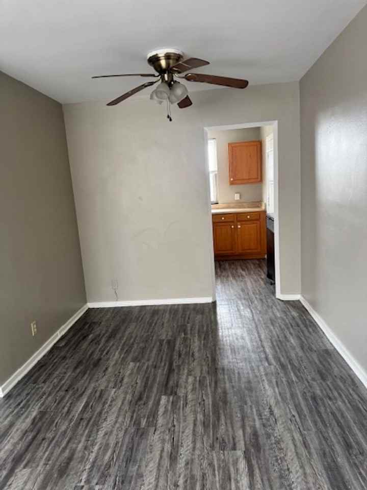 Knoxville Manor - Photo 3 of 27