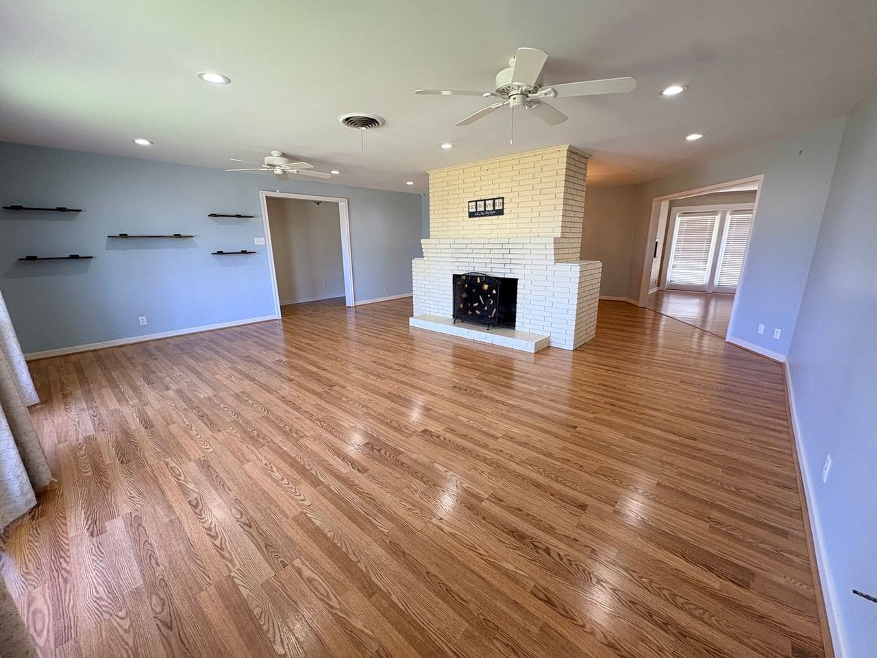 901 Fair Oaks Ln - Photo 2 of 17