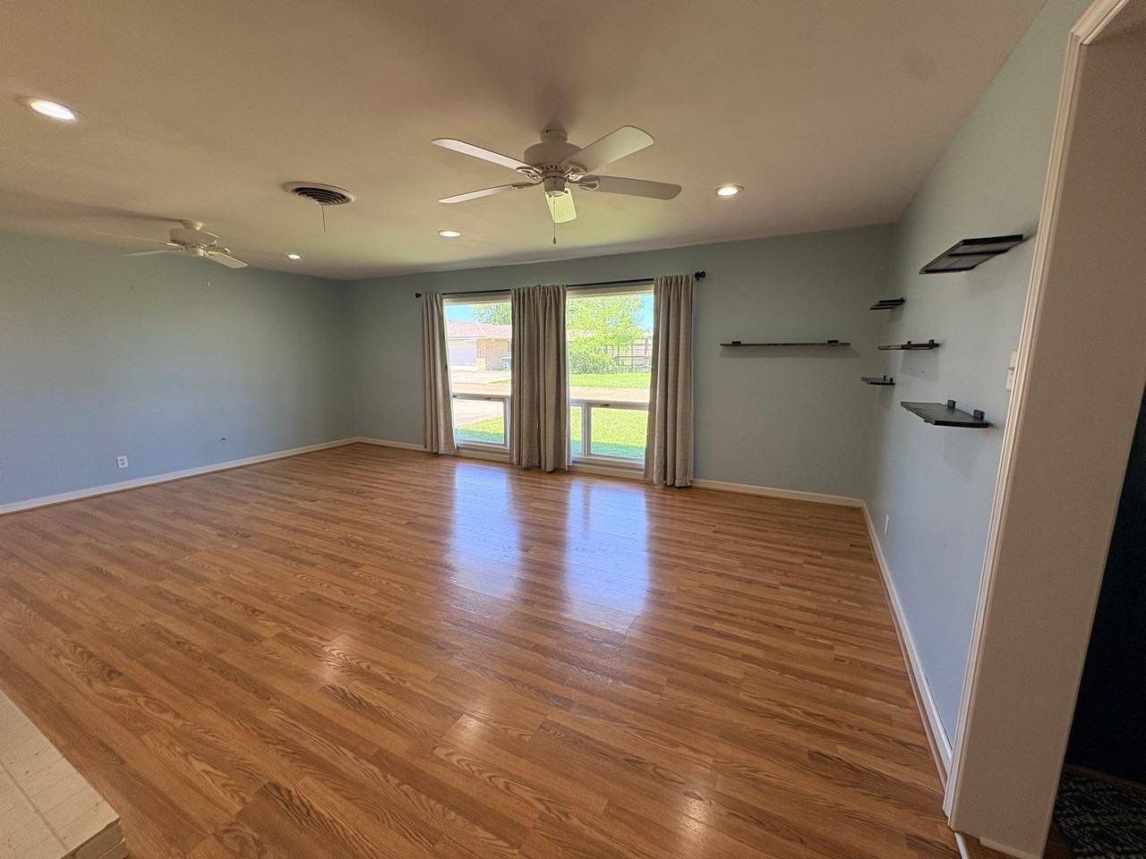 901 Fair Oaks Ln - Photo 3 of 17