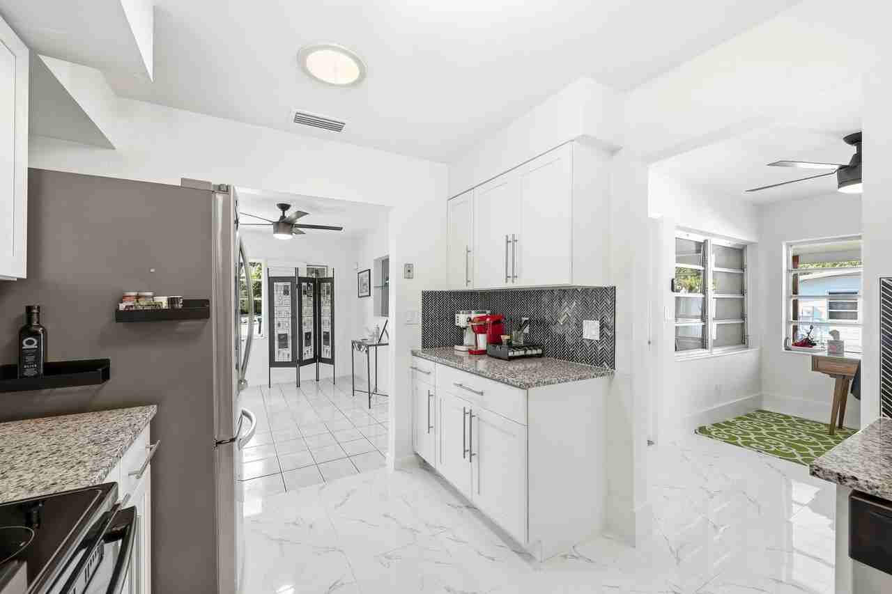 1147 Shady Rest Ln - Photo 3 of 27