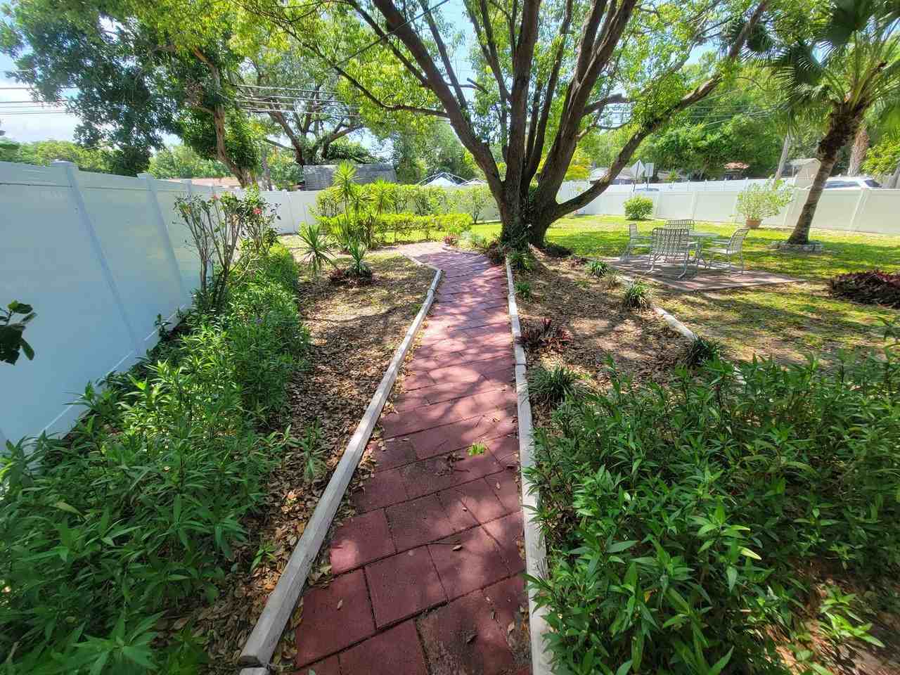 501 Lake Palms Dr - Photo 2 of 14