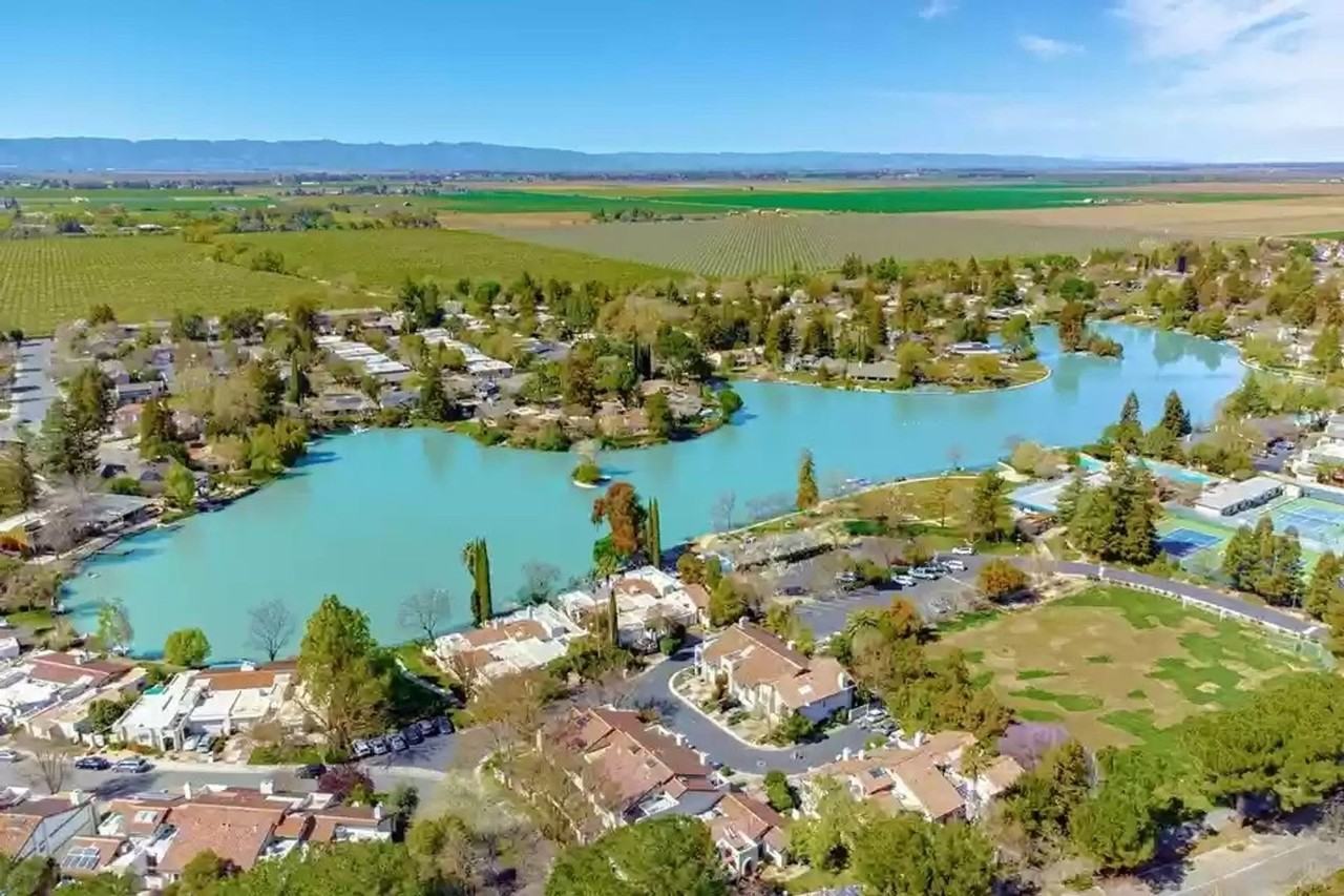 861 Lake Terrace Cir - Photo 2 of 33