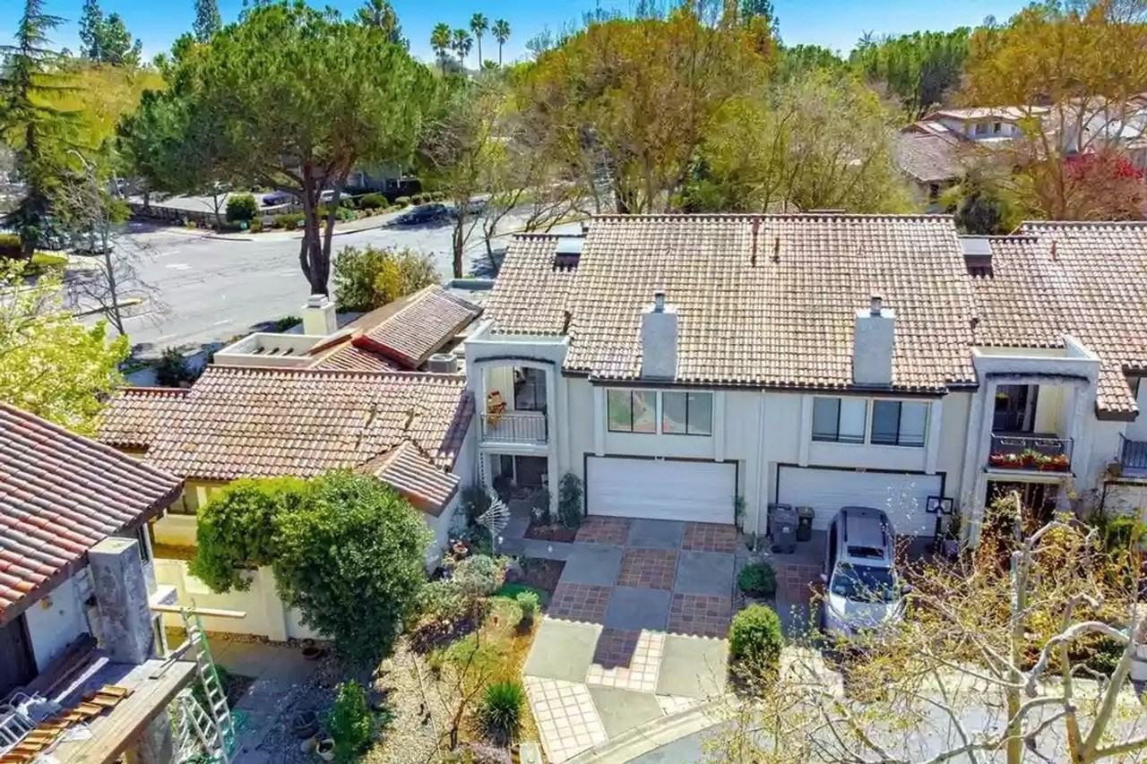 861 Lake Terrace Cir - Photo 3 of 33