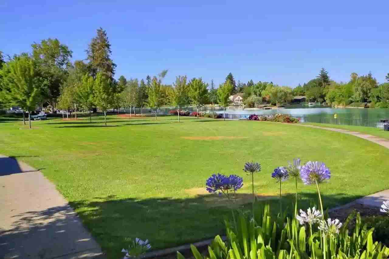 861 Lake Terrace Cir - Photo 5 of 33