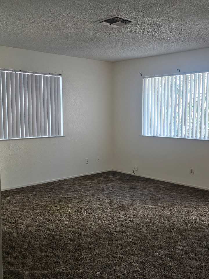 1090 N. BATES AVE - Photo 2 of 11