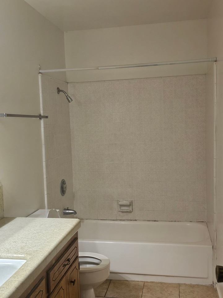 1090 N. BATES AVE - Photo 4 of 11