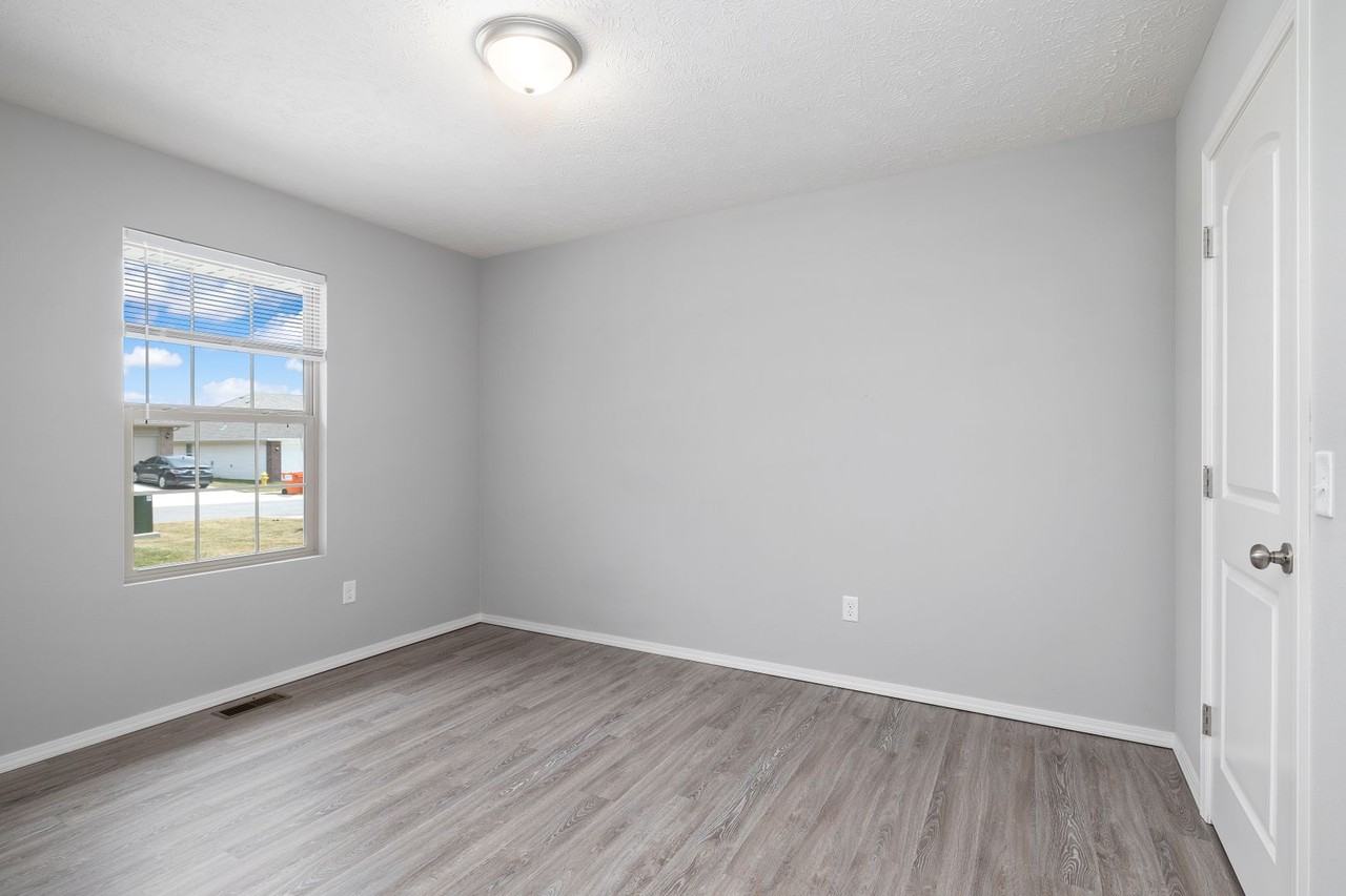 598 W Danielle St - Photo 2 of 15