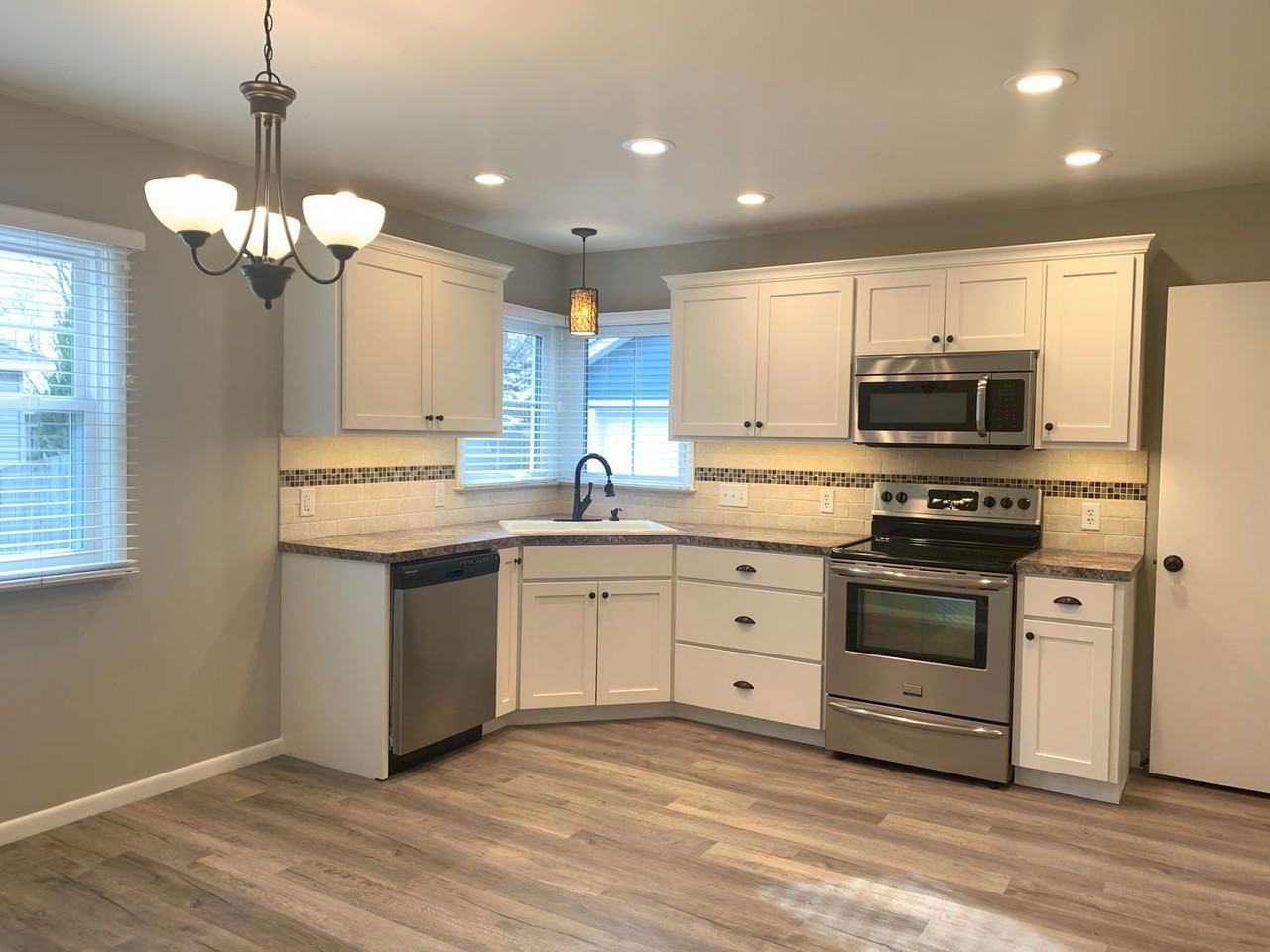 3686 Lee St - Photo 5 of 29