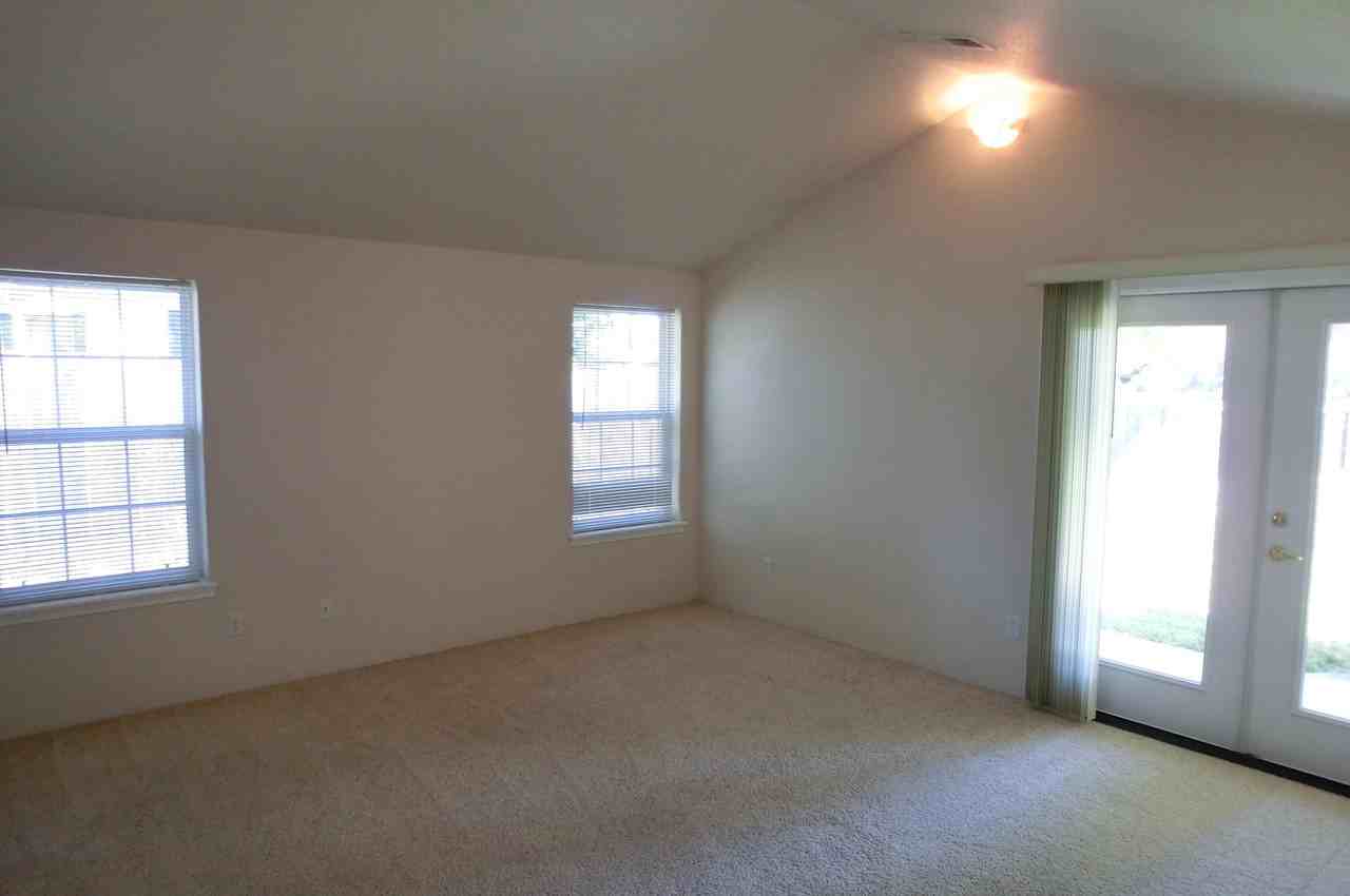 2639 Sw Allen Creek Rd - Photo 4 of 8