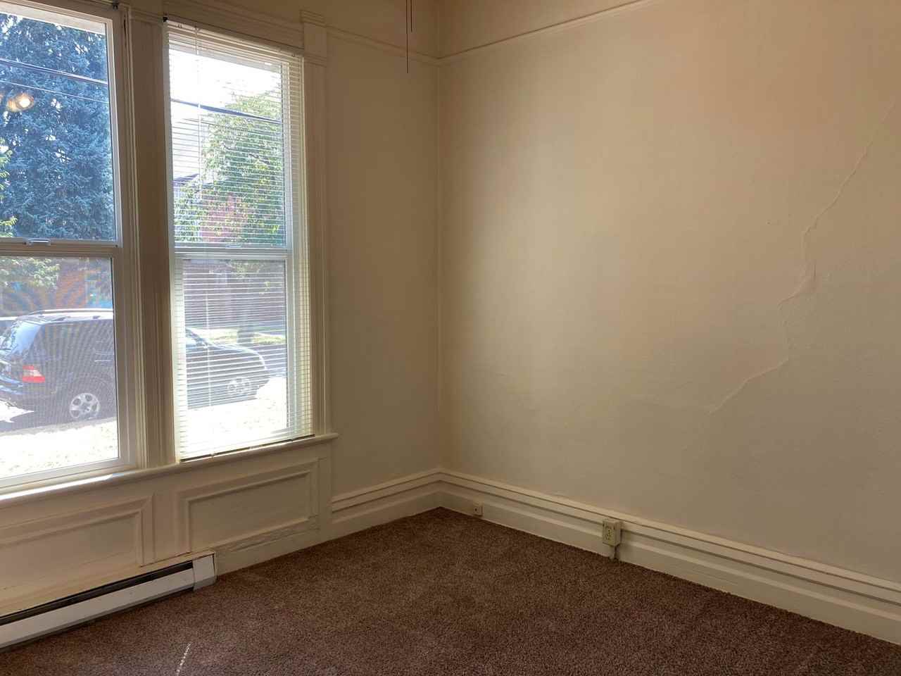 1458 Ferry St - Photo 4 of 26